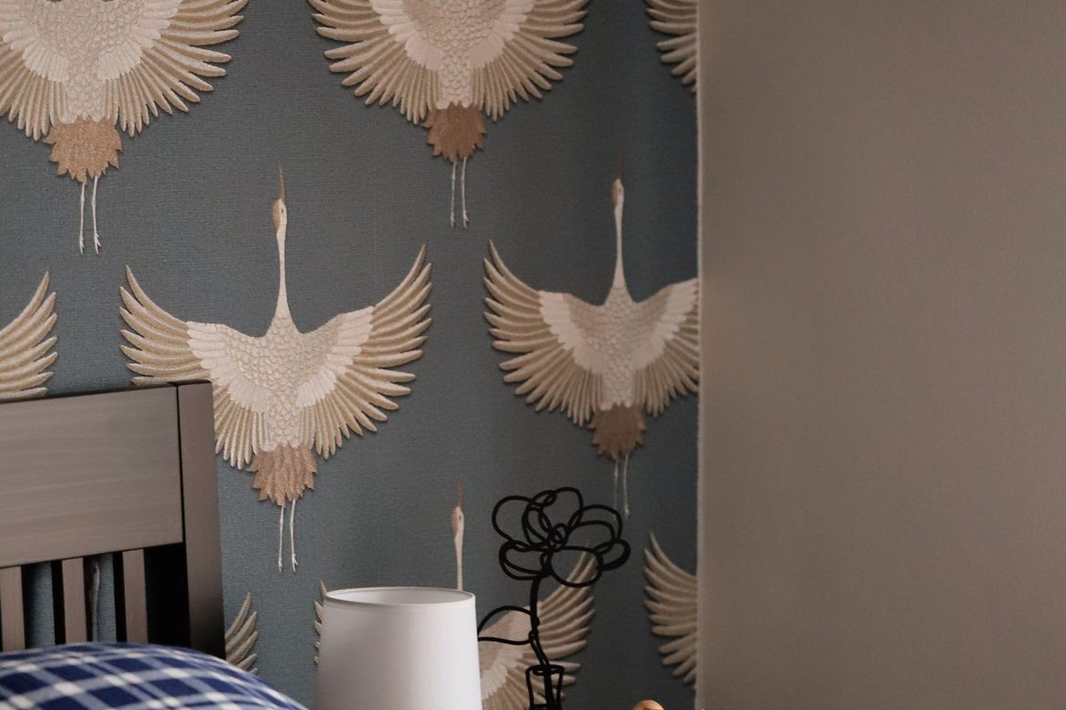 Papier peint et murs repeints dans une chambre