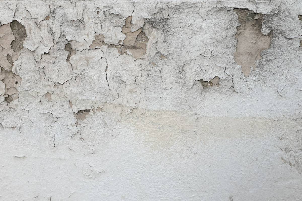L'enduit de la façade ouest, avant et après reprise, état avant travaux